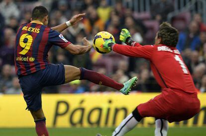 Alexis Sánchez intenta superar a Diego Alves.