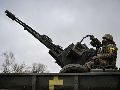 Un soldado ucranio maneja un cañón antiaéreo en la línea del frente al noreste de Kiev, el 3 de marzo.