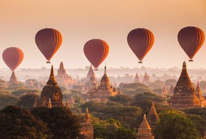 Bagan tiene más de 2.500 monumentos budistas construidos entre el siglo X y XIV, y algunos de ellos son templos y pagodas muy populares entre la población, los peregrinos y los turistas. Las autoridades de Myanmar anunciaron el pasado mes de noviembre la prohibición de subir por las escaleras de sus famosas pagodas para evitar su deterioro. Si maravillarse de las vistas de la meseta de Bagan durante el atardecer en lo alto de uno de estos templos era un imprescindible para muchos visitantes, ahora las autoridades están pensando en medidas para reemplazar tal experiencia, como la construcción de pequeñas plataformas elevadas o la instalación de globos aerostáticos cerca de los templos.