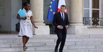 Macron sale del El&iacute;seo con una de sus asesoras, Sibeth Ndiaye.