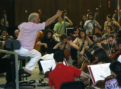 Daniel Barenboim dirige a los miembros de la West Eastern Divan durante uno de los ensayos de la orquesta en Pilas (Sevilla).