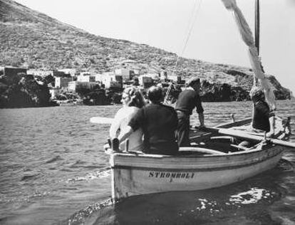 La actriz Ingrid Bergman y el director Roberto Rossellini, bordeando la costa de la isla de Estrómboli, en abril de 1949.