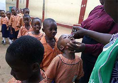 Niños nigerianos reciben la vacuna contra la polio, ayer, en un colegio de Lagos, la capital.