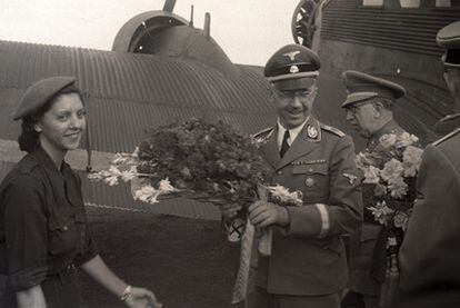 Una joven recibe a Himmler a su llegada al aeropuerto del Prat.
