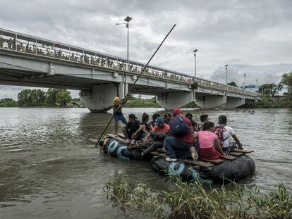 Un grupo de migrantes cruza el río Suchiate a bordo de una balsa, en una imagen de archivo.