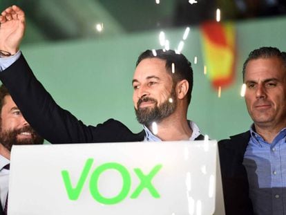 El líder de Vox, Santiago Abascal, celebra sus resultados en las elecciones generales.