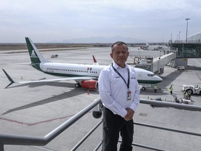 Isidoro Pastor Román, frente a un avión de Mexicana.