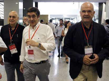 Rodolfo Ares, Patxi L&oacute;pez y Manuel Chaves, de izquierda a derecha en el congreso del PSOE.