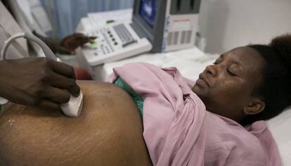 Un especialista realiza una ecografía a una mujer embaraza en el Hospital Central de Maputo (Mozambique).