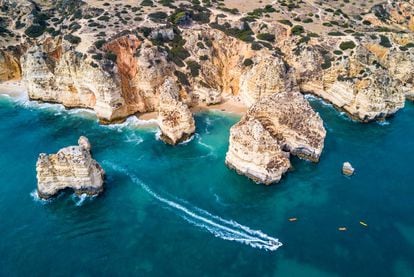 Desde Meia Praia se ve Ponta da Piedade (en al imagen), salientes rocosos con formas puntiagudas y estructuras que simulan puentes que solo unen un abismo. Caprichosas estructuras de piedra arenisca que componen un paisaje abrupto y embriagador. Una sensación que también se capta al atardecer desde la Iglesia del Carmen, en una de las colinas de Lagos, desde la que se nos abre toda la población desplegándose suavemente hacia el mar. Los más atrevidos pueden hacer <a href="https://www.getyourguide.es/algarve-l66/desde-lagos-tour-en-kayak-por-ponta-da-piedade-t157044/" target="_blank">una ruta en kayak</a> entre estos farallones, hay muchas empresas que los organizan y se pueden encontrar fácilmente.