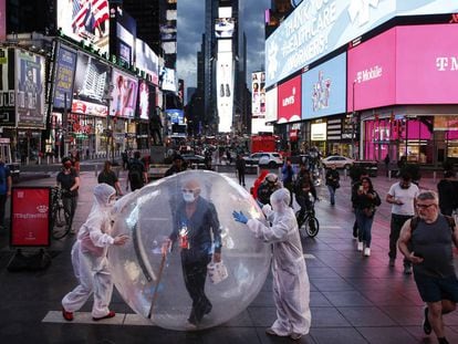 'Performance' artística anónima en Times Square (Nueva York), el pasado 20 de marzo. 