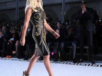 Donatella Versace con uno de los vestidos de la nueva colección de Versace para H&M