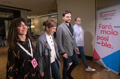 Sumar's candidate for the presidency of the Xunta, Marta Lois (second from the left), upon her arrival at the Hotel Peregrino, in Santiago, to monitor the results of the election day in Galicia.