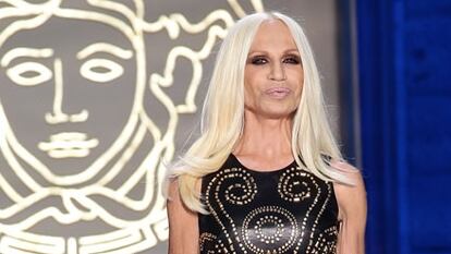 Donatella Versace, en un desfile en Milán en 2019.