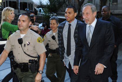 Chris Brown, a las puertas del tribunal de Los Ángeles.