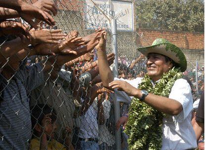 El presidente de Bolivia, Evo Morales, en un acto de 2006 donde autorizó el funcionamiento de un tercer mercado para el cultivo de coca.