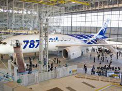Un 787 de ANA en exposición en un hangar de Haneda.