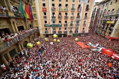 "Pamploneses, iruindarrak. Este chupinazo va dedicado a todos y todas  los sanitarios y las personas que nos han ayudado en toda la pandemia y a todos los enfermos con ELA". Con estas palabras y un "viva San Fermín", Unzué ha lanzado el chupinazo.