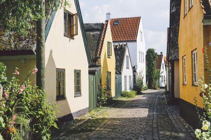 Con sus callejones y casas bajas del siglo XVII y XIX, la localidad pesquera de Dragør (11.721 habitantes), cerca de Copenhague, está considerada como uno de los pueblos mejor conservados de Dinamarca. Cuenta, de hecho, con 76 edificios declarados monumentos nacionales.
