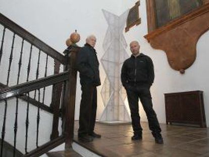 Los artistas Juan Serrano (izquierda) y Miguel Gómez, protagonistas de la muestra Ensamble en la galería cordobesa Cardenal Salazar