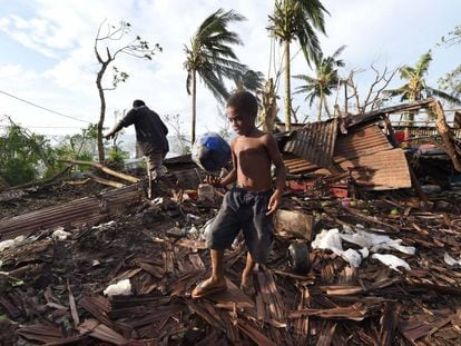 Un ni&ntilde;o juega sobre las ruinas de su hogar tras el paso del cicl&oacute;n Pam en Port Vila, Vanuatu.