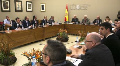 Un momento de la reuni&oacute;n que representantes de la patronal y de los sindicatos de los estibadores han celebrado hoy en Madrid.