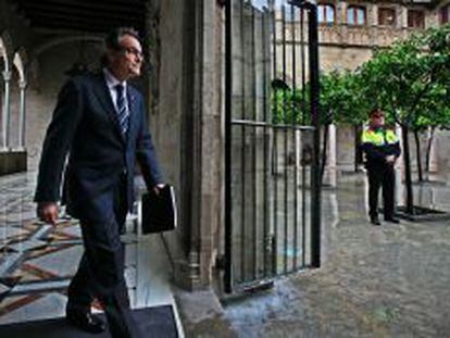 Artur Mas se dirige a la reuni&oacute;n semanal con sus consejeros, en el palacio de la Generalitat.