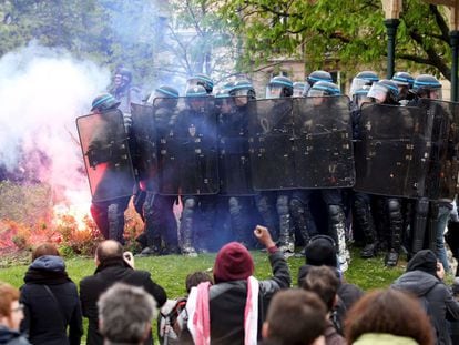 Enfrentamiento entre polic&iacute;as y manifestantes, este s&aacute;bado en Par&iacute;s.