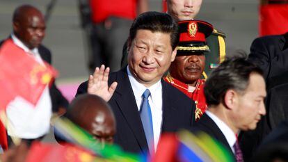 FILE PHOTO: Chinese President Xi Jinping bids farewell to well wishers as he prepares to depart from the Julius Nyerere International Airport in Dar es Salaam, Tanzania, March 25, 2013. China's new president told Africans on Monday he wanted a relationship of equals that would help the continent develop, responding to concerns that Beijing is only interested in shipping out its raw materials. REUTERS/Thomas Mukoya/File Photo