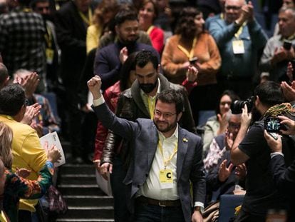  Pere Aragonès alza el brazo a la entrada del Congreso de ERC.
 