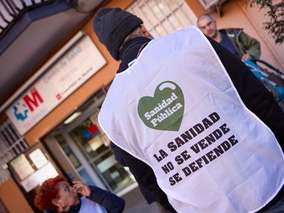 Protesta por la sanidad pública frente a un centro de salud de Madrid, en febrero.