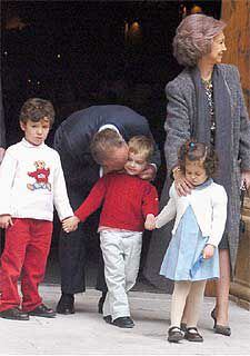La reina Doña Sofía con sus nietos.