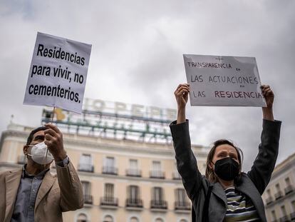 Protesta el pasado abril en la Puerta del Sol, en Madrid, por la muerte de mayores que vivían en residencias durante la primera oleada de covid.