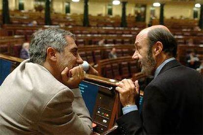 Gaspar Llamazares (a la izquierda) y Alfredo Pérez Rubalcaba, durante el debate en el Congreso.