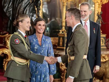 La princesa de Asturias saluda a un militar de la Academia de Zaragoza en presencia de los Reyes, este jueves en el Palacio Real en Madrid.