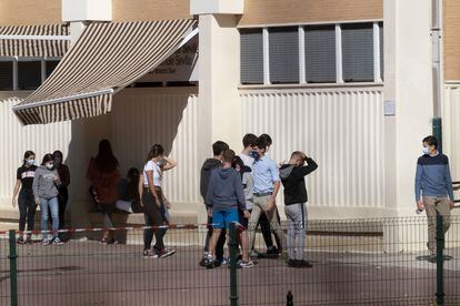 Un grupo de alumnos, en el recreo del colegio Alberto Durero de Sevilla.