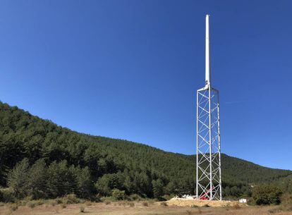 Torre de acero autoizable de 160 metros, la más alta del mundo, que Nabrawind ha instalado en Eslava, al sureste de Pamplona.