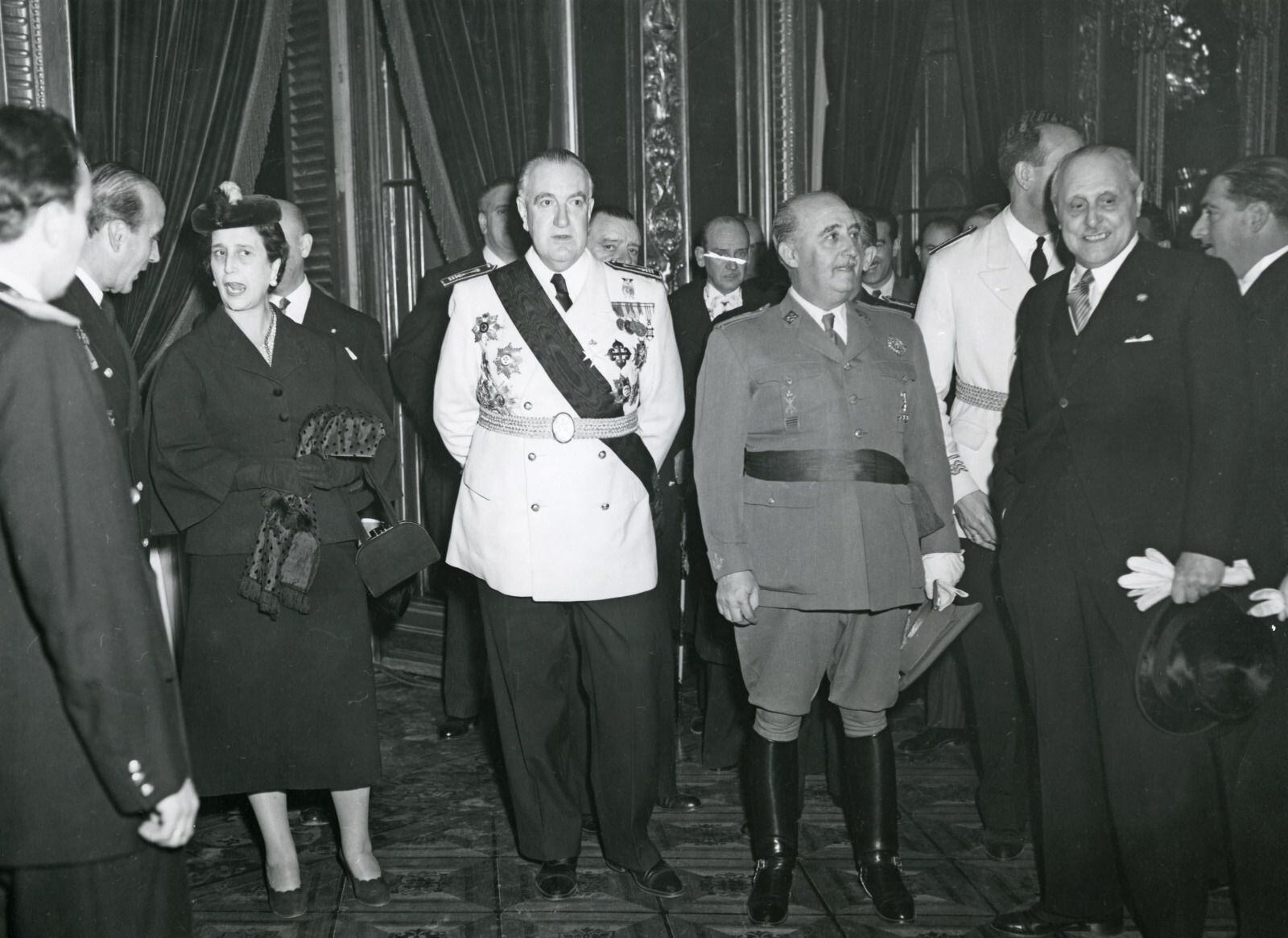 Francisco Franco junto a otras autoridades civiles y militares, durante su visita al salón del trono de Navarra en diciembre de 1952.