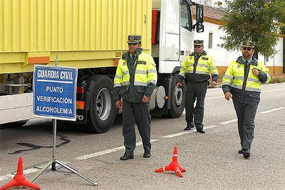Tres agentes de la Guardia Civil durante un control de alcoholemia montado hoy en Madrid con motivo del dispositivo especial del puente.