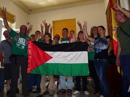 Los activistas de Rumbo a Gaza en la embajada española de Atenas.