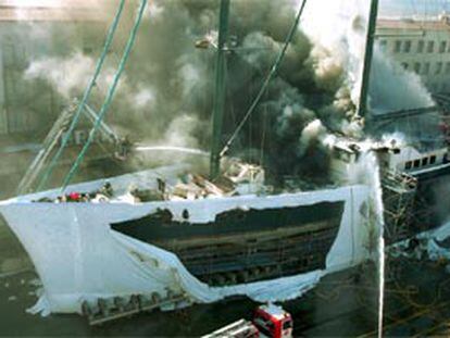 Incendio del  velero de nombre &#39;Lamo&#39; en el Muelle del Reloj del puerto de Barcelona.