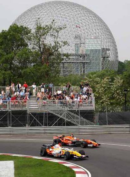 Fisichella, en primer plano, ante Sutil ayer en Montreal.