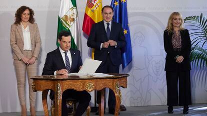 El presidente de la Junta de Andalucía, Juan Ma Moreno, durante la firma del Pacto Social y Económico por el Impulso de Andalucía en el Palacio de San Telmo, junto a los representantes de UGT, CC OO y la CEA.