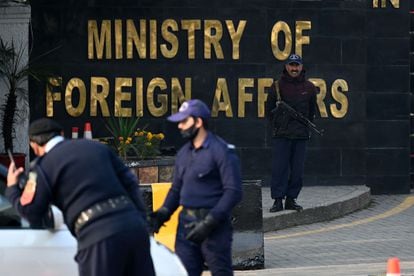木曜日、イスラマバードにあるパキスタン外務省で職員らが警備に当たる。 