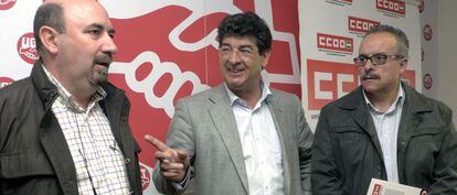 Diego Valderas, con los secretarios provinciales de UGT y CC OO, Manuel Salazar (izquierda) y José Moral, en Jaén.