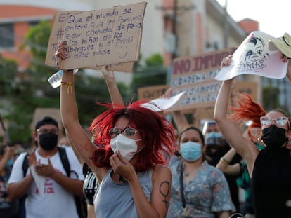Una mujer se manifiesta frente a la sede de la Secretaría Nacional de Niñez en Ciudad Panamá el pasado 12 de febrero.