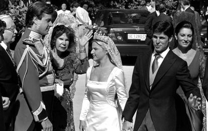 Boda de Eugenia Mart&iacute;nez de Irujo, hija de Cayetana de Alba, con Francisco Rivera Ord&oacute;&ntilde;ez en el Palacio de Due&ntilde;as en Sevilla en octubre de 1998. En la imagen, de izda a dcha, Jes&uacute;s Aguirre, Cayetano Mart&iacute;nez de Irujo, Cayetana de Alba, Eugenia Mart&iacute;nez de Irujo, Francisco Rivera Ord&oacute;&ntilde;ez y Carmina Ord&oacute;&ntilde;ez.