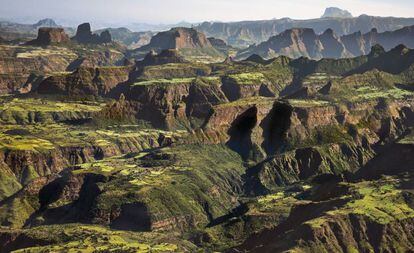 Panorámica del parque nacional de las montañas de Simien Mountains, en Etiopía, con la silueta del Ras Dashan (4.550 metros) al fondo.