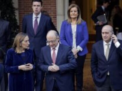 Los titulares de Industria, Jos&eacute; Manuel Soria; Empleo, F&aacute;tima B&aacute;&ntilde;ez; Fomento, Ana Pastor; Hacienda, Crist&oacute;bal Montoro; e Interior, Jorge Fern&aacute;ndez D&iacute;az (de arriba abajo, izq a dcha); posan en la escalinata del Palacio de la Moncloa momentos antes de la reuni&oacute;n hoy del Consejo de Ministros presidido por el jefe del Ejecutivo.