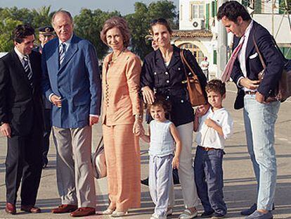 La familia real fue recibida por el presidente del Baleares, Jaume Matas (izquierda), en el aeropuerto mallorquín.